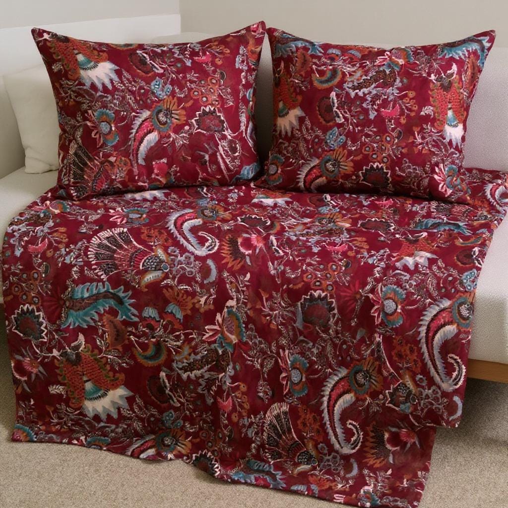 Wandering Wildflower mukut 400 GSM Velvet Quilt with pillow covers