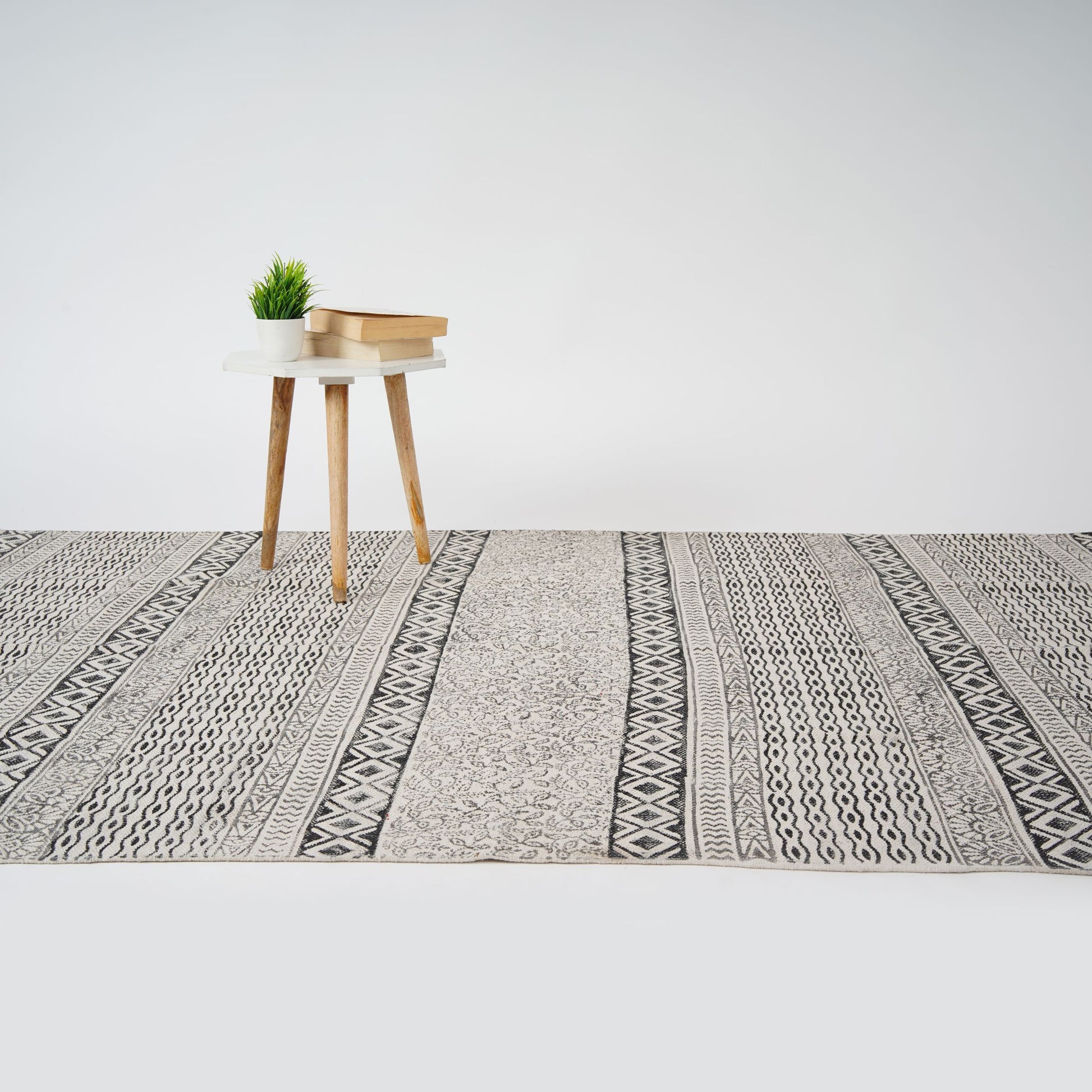 4 x 6 ft Cotton Area Rug Printed -B&W2 - The Teal Thread